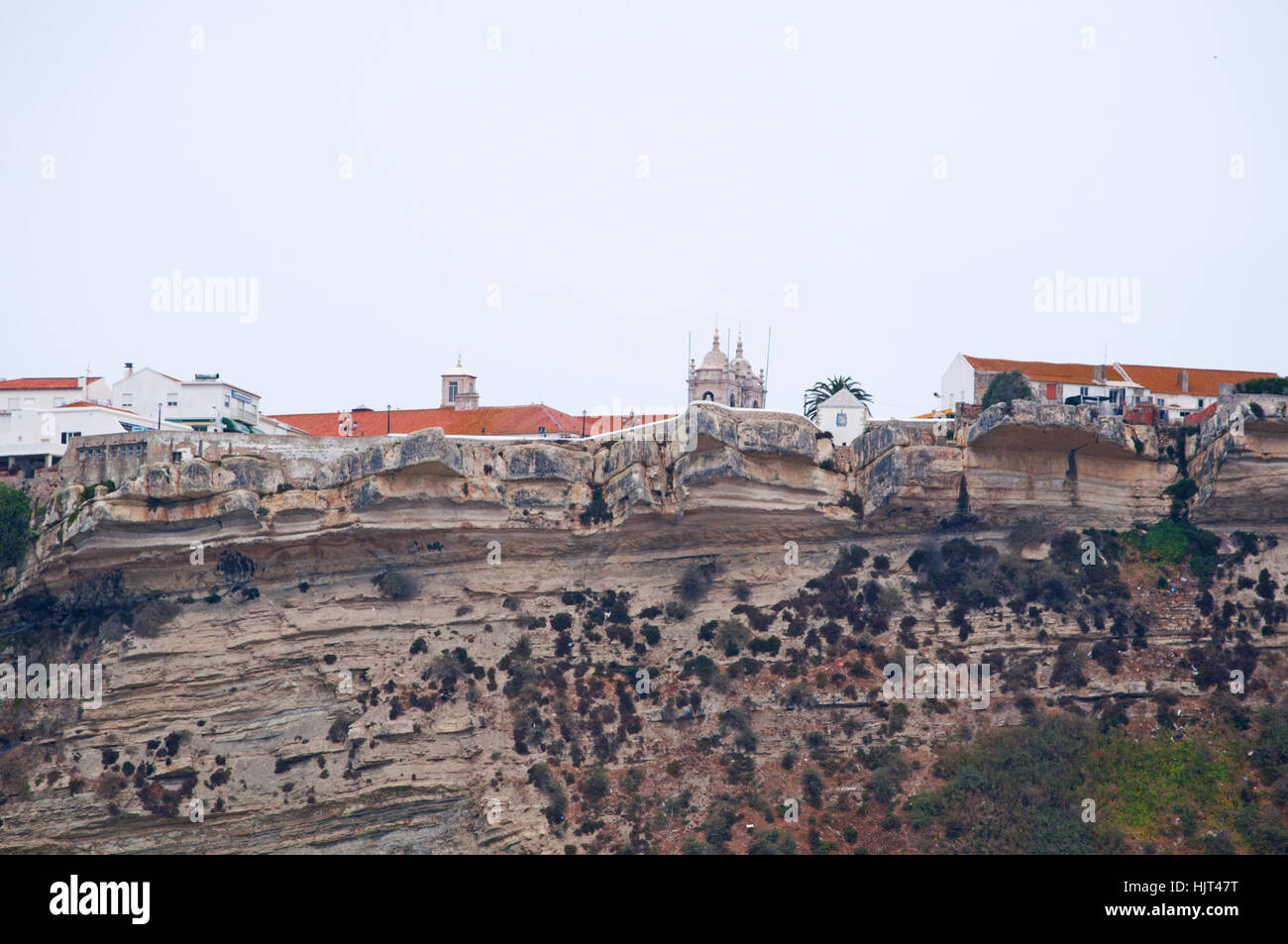 Il Portogallo, vista del sitio, il vecchio quartiere della città di Nazare arroccata su di una rupe Foto Stock