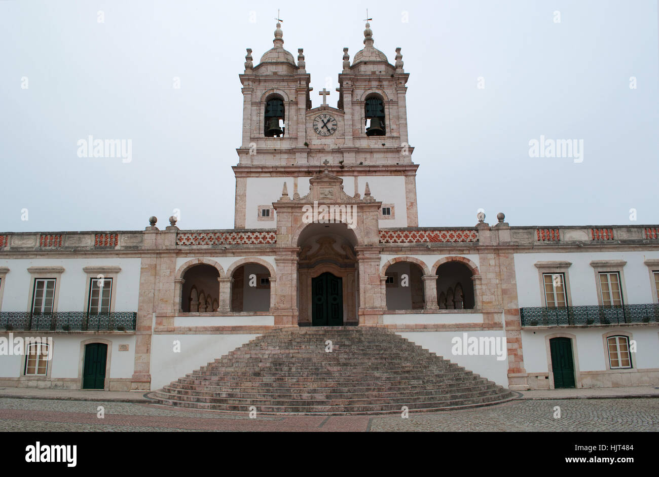 Portogallo: vista sulla chiesa di Nostra Signora di Nazare, costruito nel 1377 per ospitare la sacra immagine di Nostra Signora di Nazareth Foto Stock