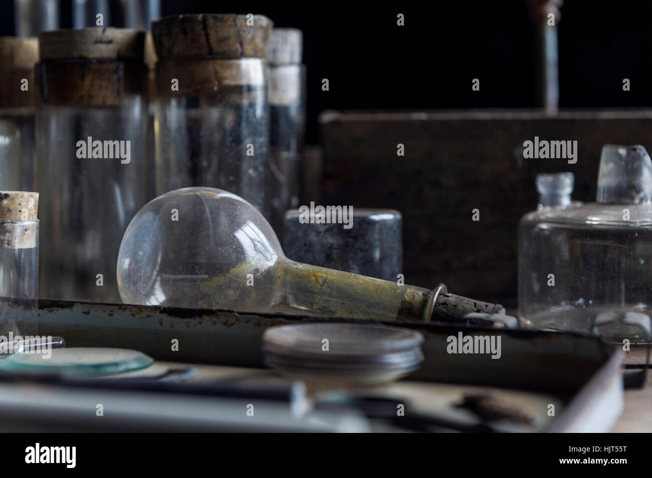 Pipette di vetro, bicchieri e altri esperimento scientifico attrezzature nella capanna di Antartico explorer Robert Falcon Scott. Foto Stock