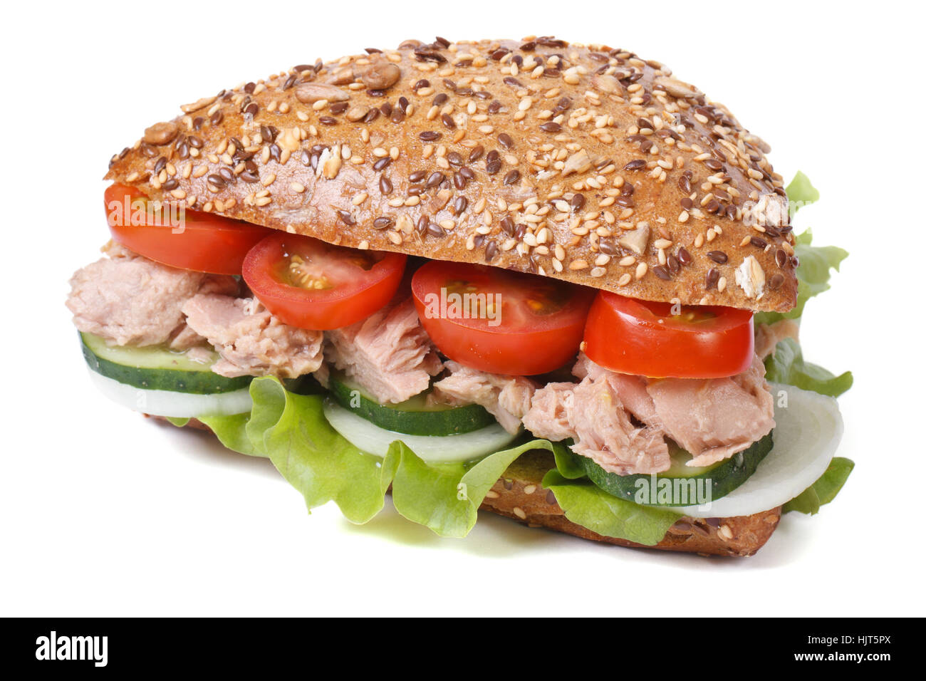 Sandwich con tonno e verdure isolato su uno sfondo bianco closeup Foto Stock