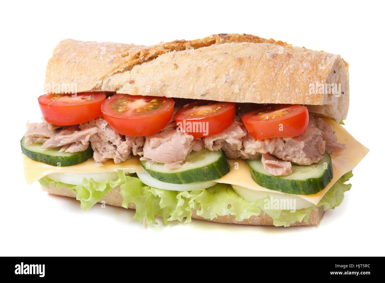 Tonno sandwich con verdure e formaggio isolato su sfondo bianco closeup Foto Stock