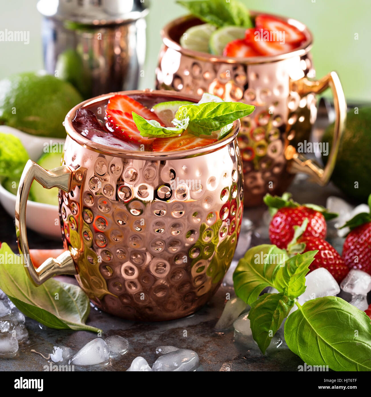 Moscow mule cocktail con lime e fragola Foto Stock