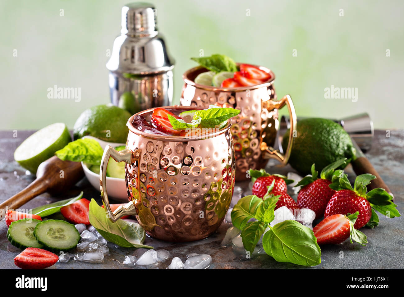 Moscow mule cocktail con lime e fragola Foto Stock