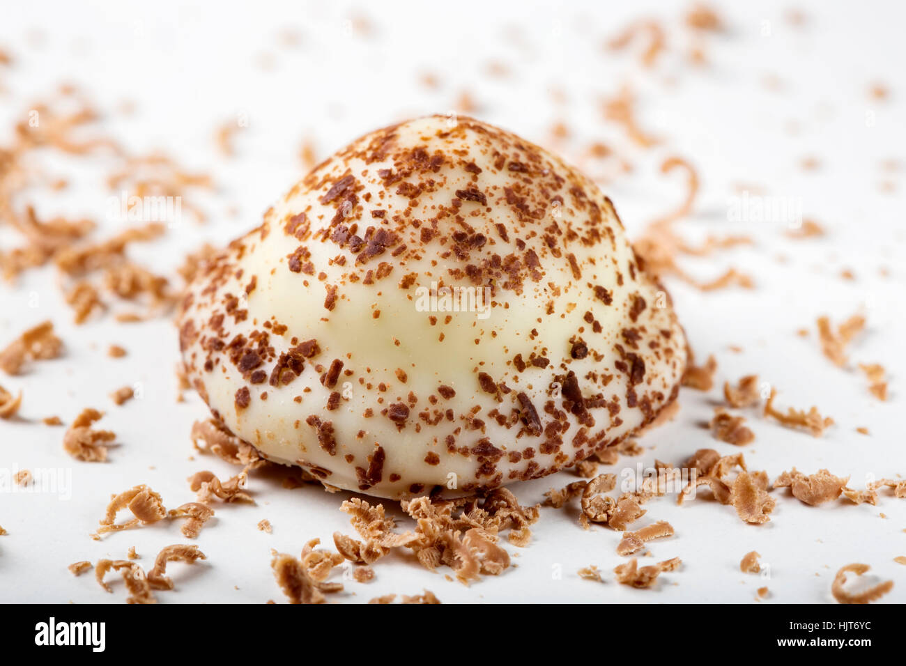 Una perla di vaniglia caramelle e cioccolato fondente grattugiato su sfondo bianco Foto Stock