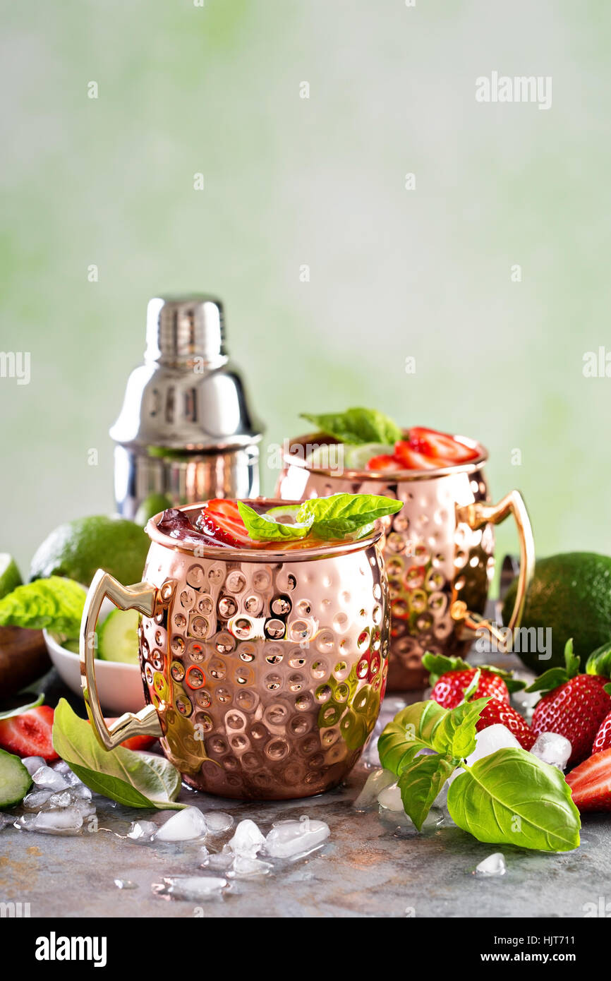 Moscow mule cocktail con lime e fragola Foto Stock