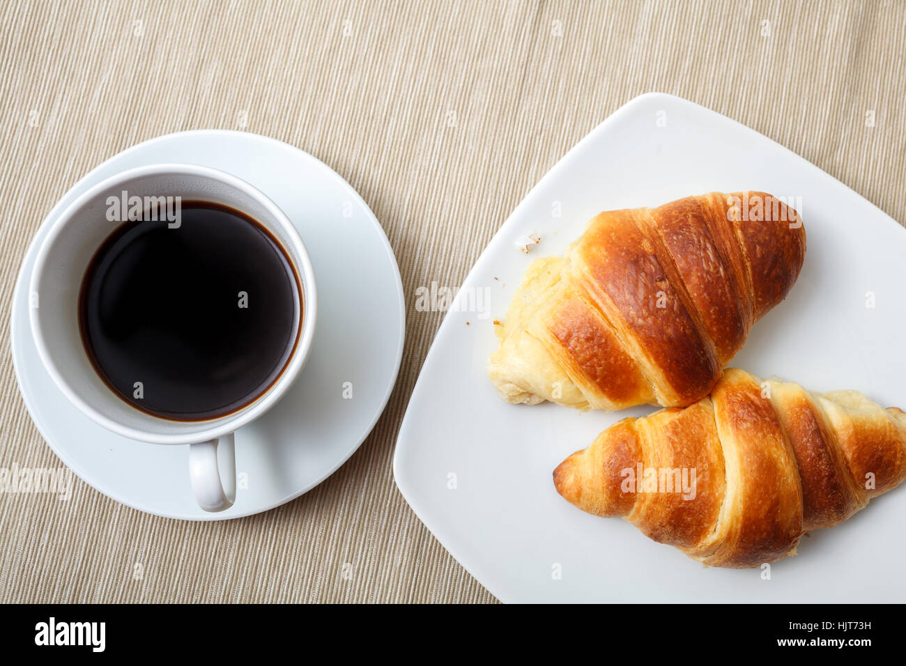 La colazione italiana con croissant e caffè Foto Stock