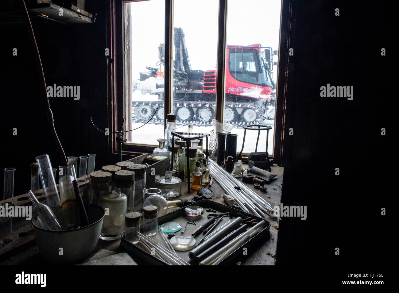 Pipette di vetro, bicchieri e altri esperimento scientifico attrezzature in Antartide explorer Robert Falcon Scott nel rifugio. Foto Stock