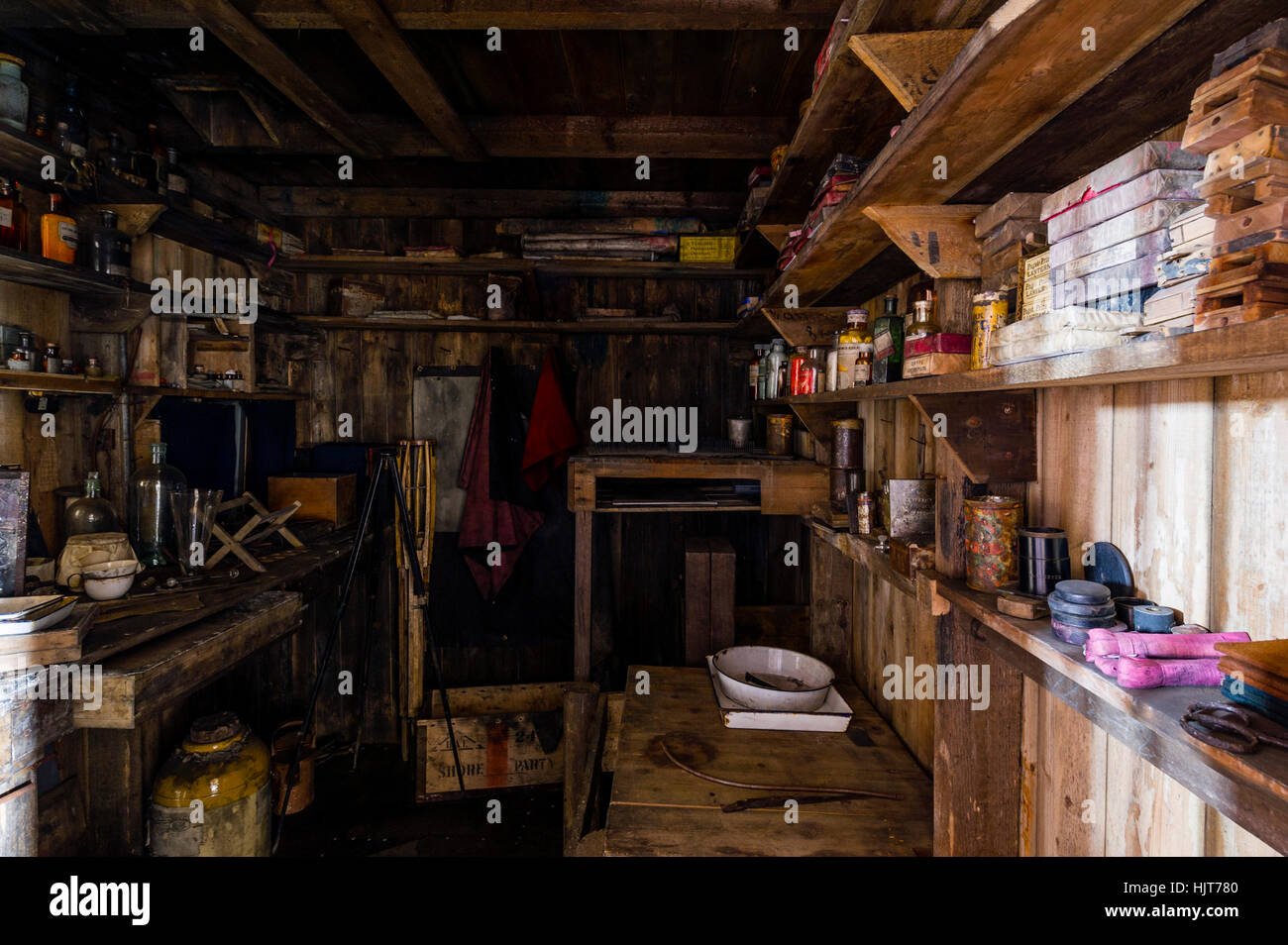 Una camera oscura e laboratorio in Antartide explorer Robert Falcon Scott nel rifugio. Foto Stock