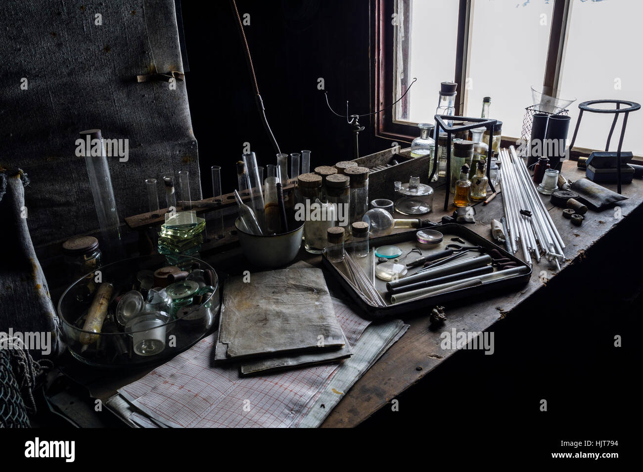 Pipette di vetro, bicchieri e altri esperimento scientifico attrezzature nella capanna di Antartico explorer Robert Falcon Scott. Foto Stock