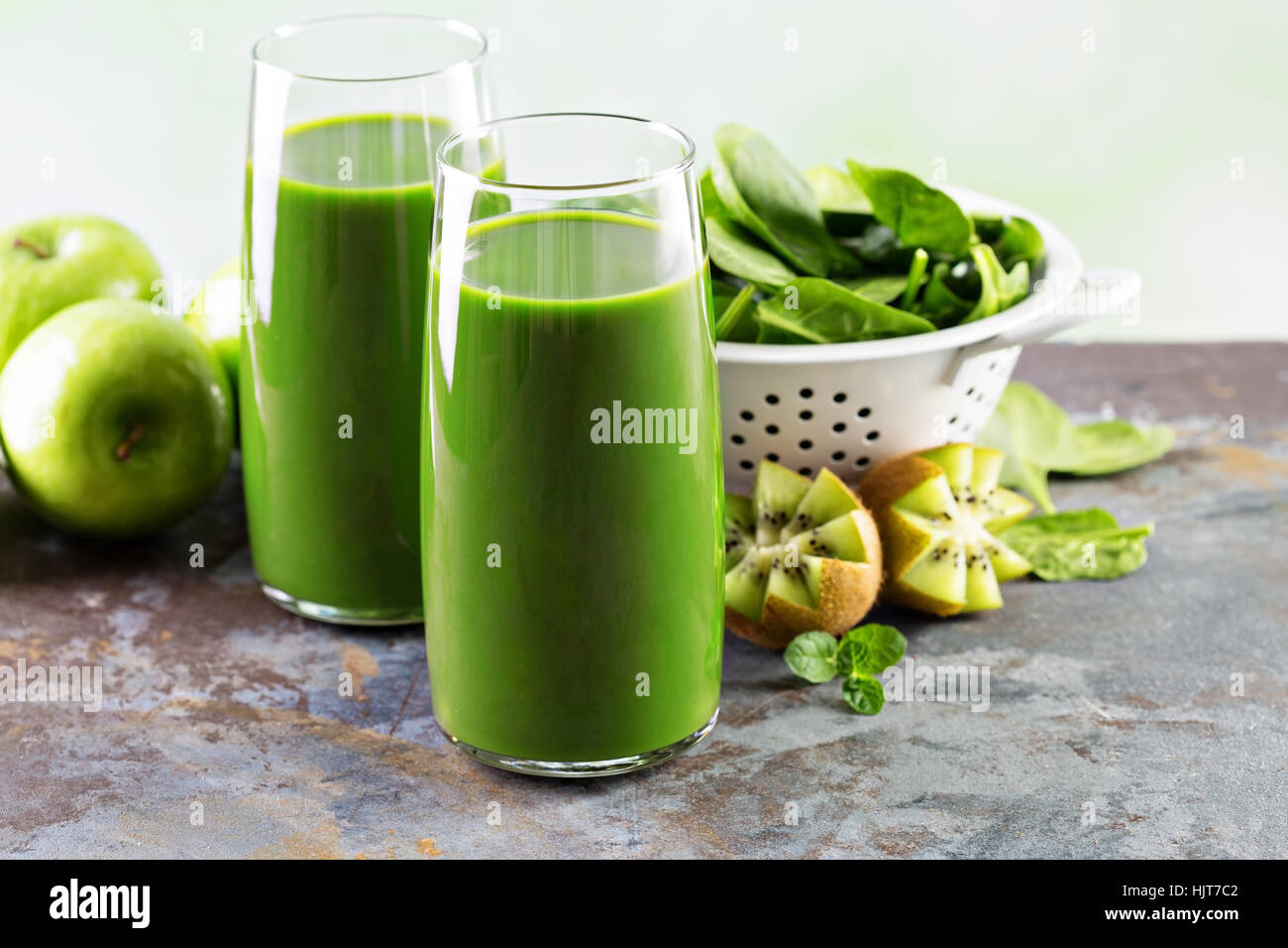 Succo verde in bicchieri alti Foto Stock