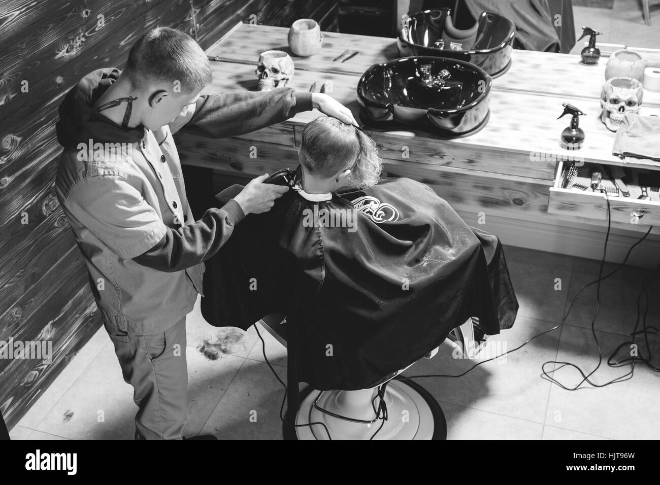 Little Boy Getting taglio di capelli da un barbiere Foto Stock