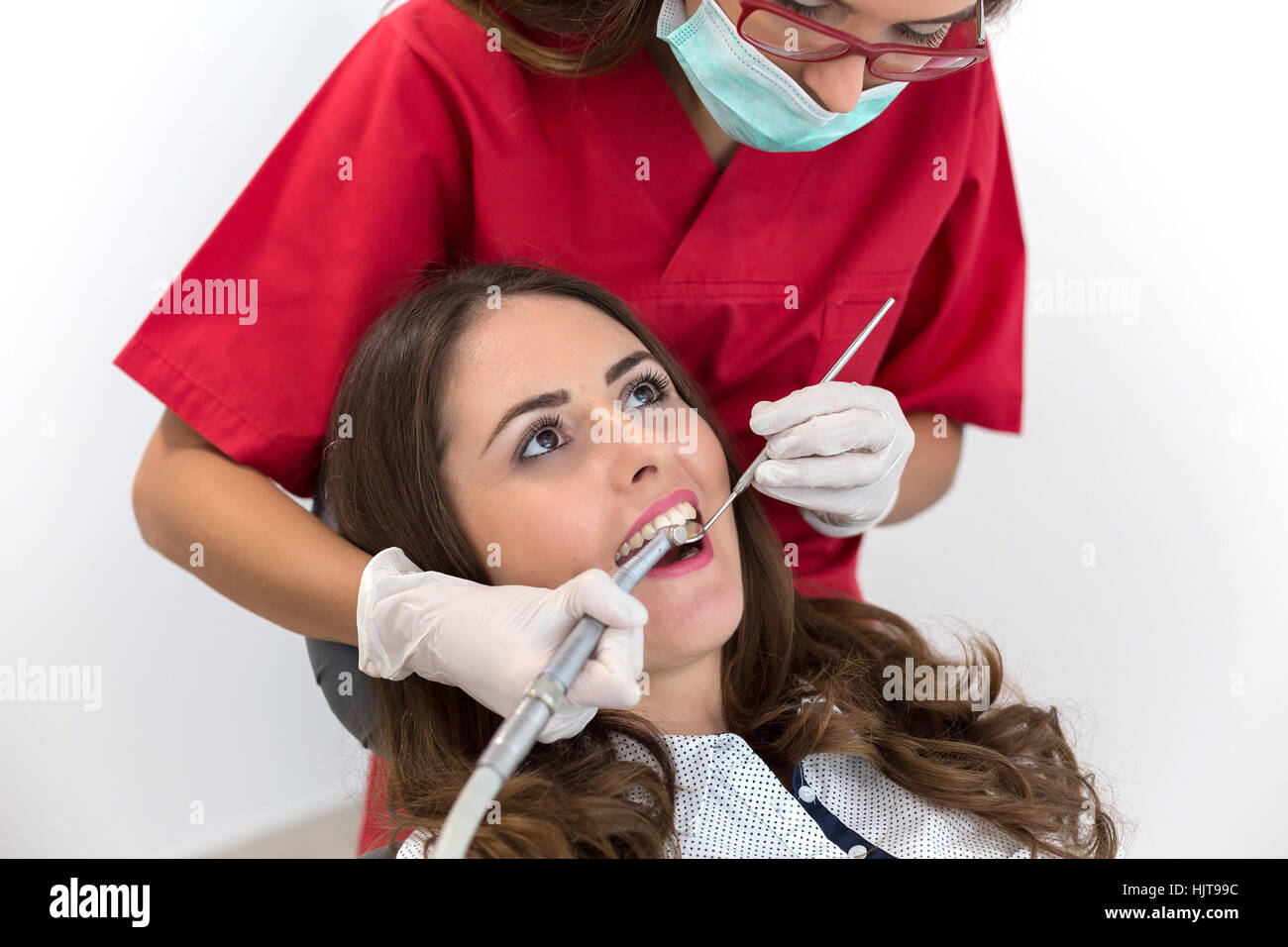 Giovane donna paziente presso il dentista. Donna dentista suo medico curante paziente nella clinica dentale Foto Stock