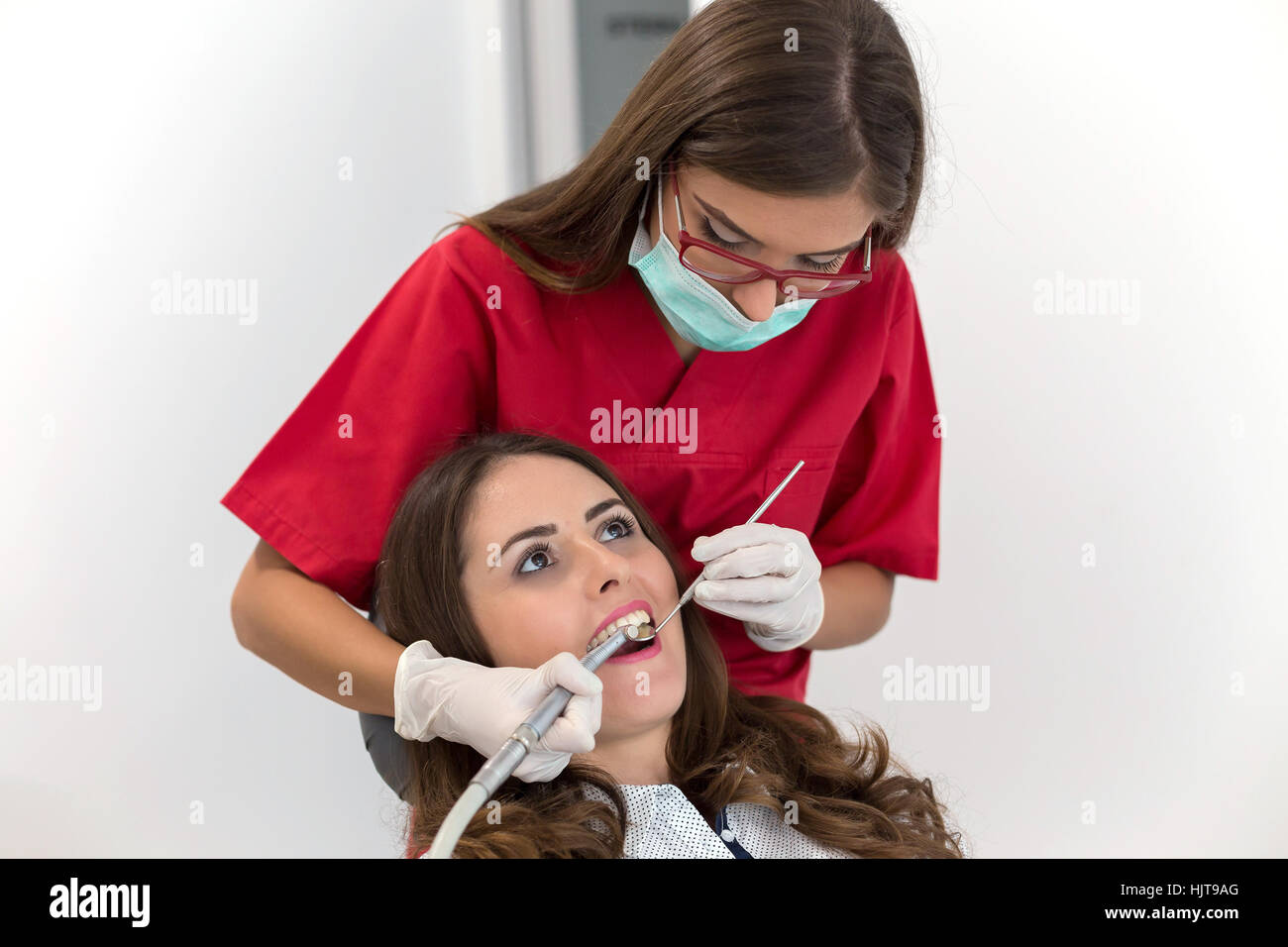 Giovane donna paziente presso il dentista. Donna dentista suo medico curante paziente nella clinica dentale Foto Stock