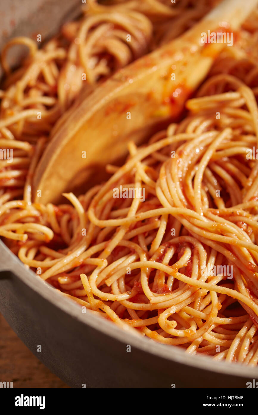 Una pentola di frumento integrale spaghetti vegetariano con salsa di pomodoro Foto Stock