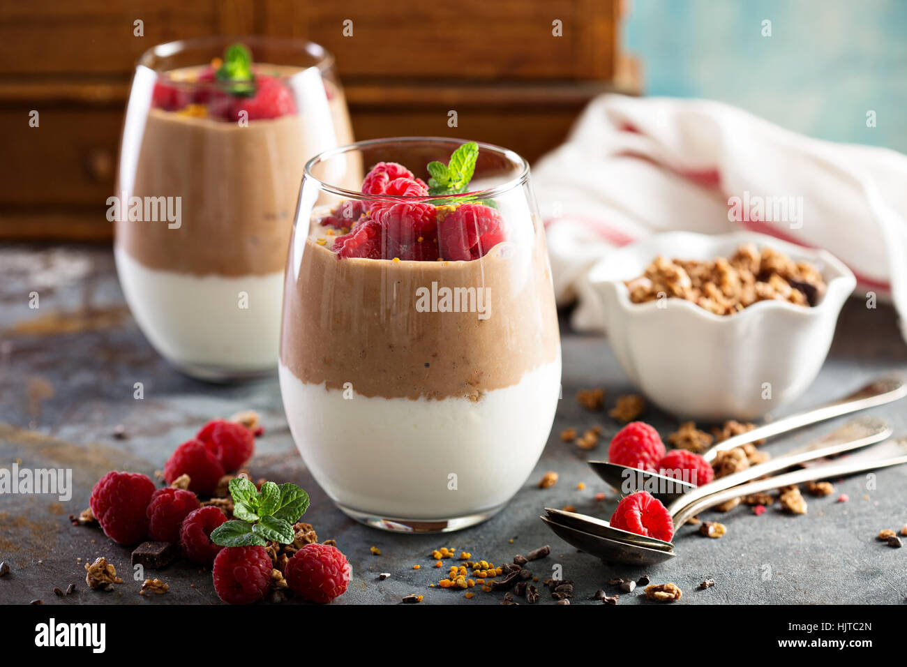 Parfait di colazione con yogurt e frullato al cioccolato Foto Stock