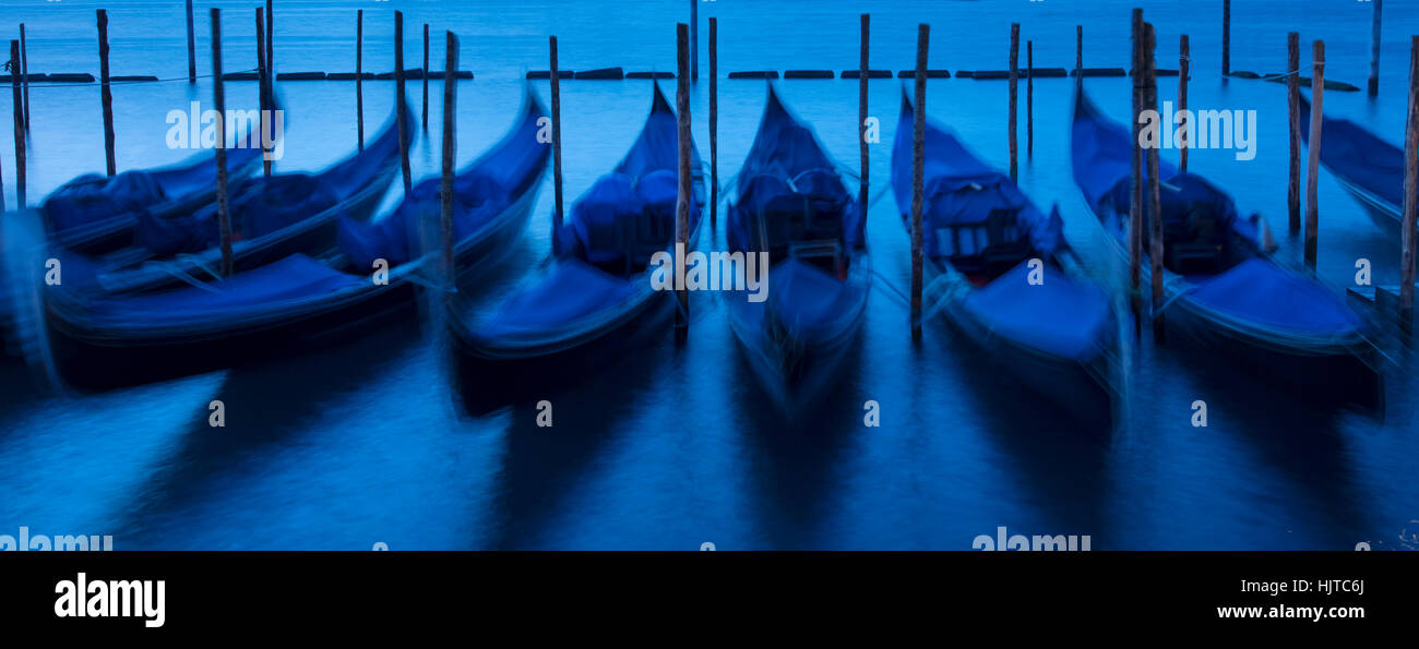 Bobbing gondole al crepuscolo, Venezia, Veneto, Italia Foto Stock
