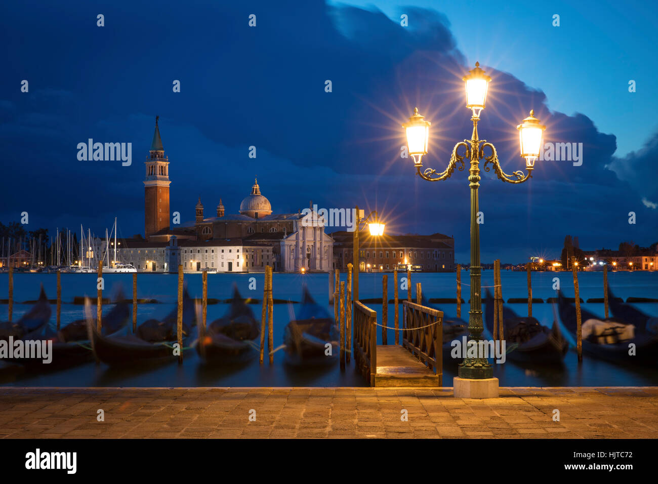 La mattina presto vista sulle gondole e San Giorgio Maggiore, Venezia, Veneto, Italia Foto Stock