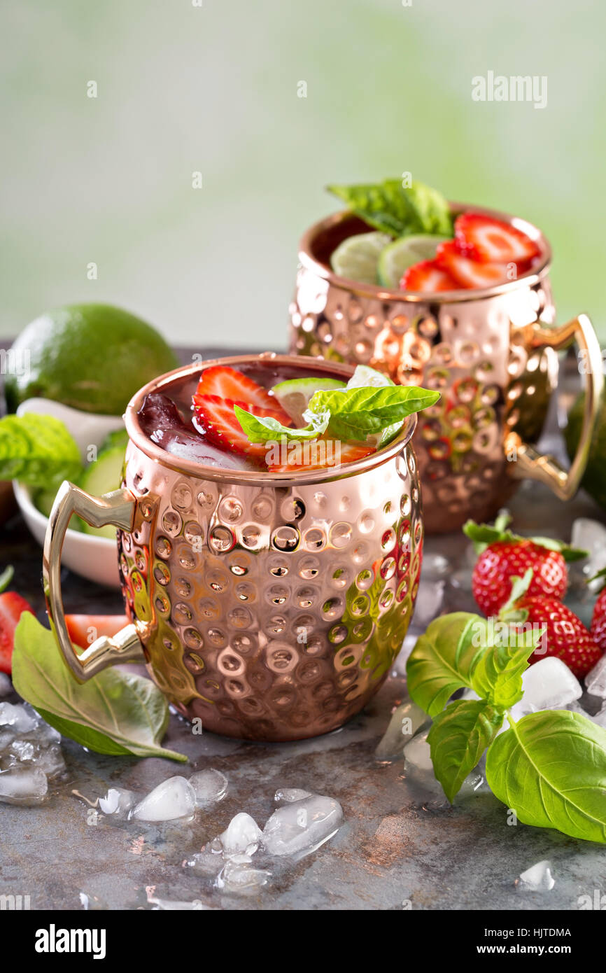 Moscow mule cocktail con lime e fragola Foto Stock