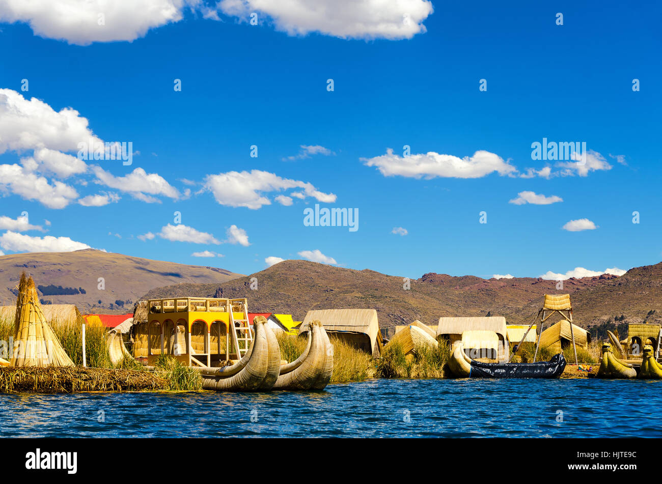 Vista di Uros isole galleggianti galleggiante sul lago Titicaca in Perù Foto Stock