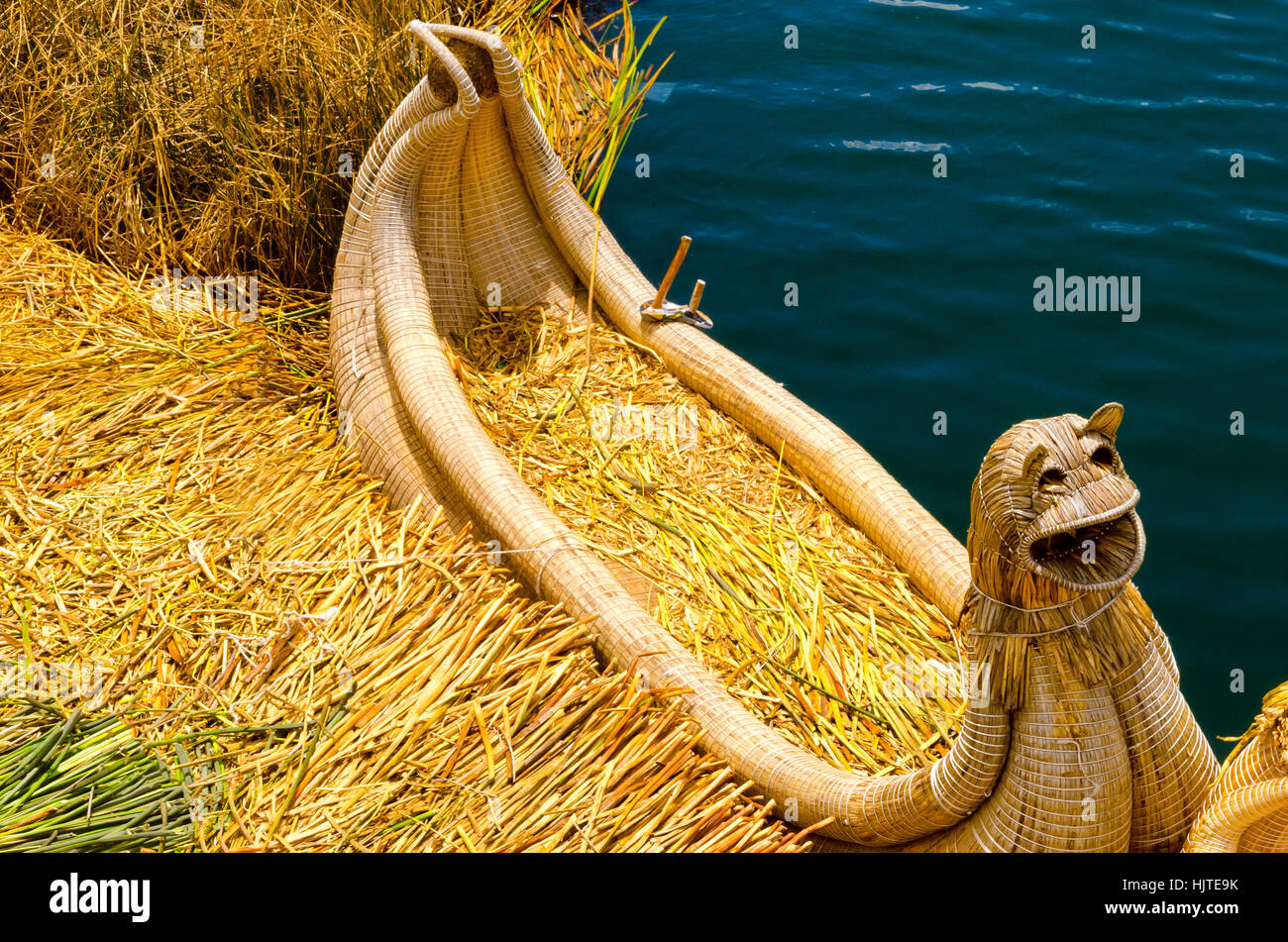 Barca di canne sul Uros isole galleggianti in Perù Foto Stock