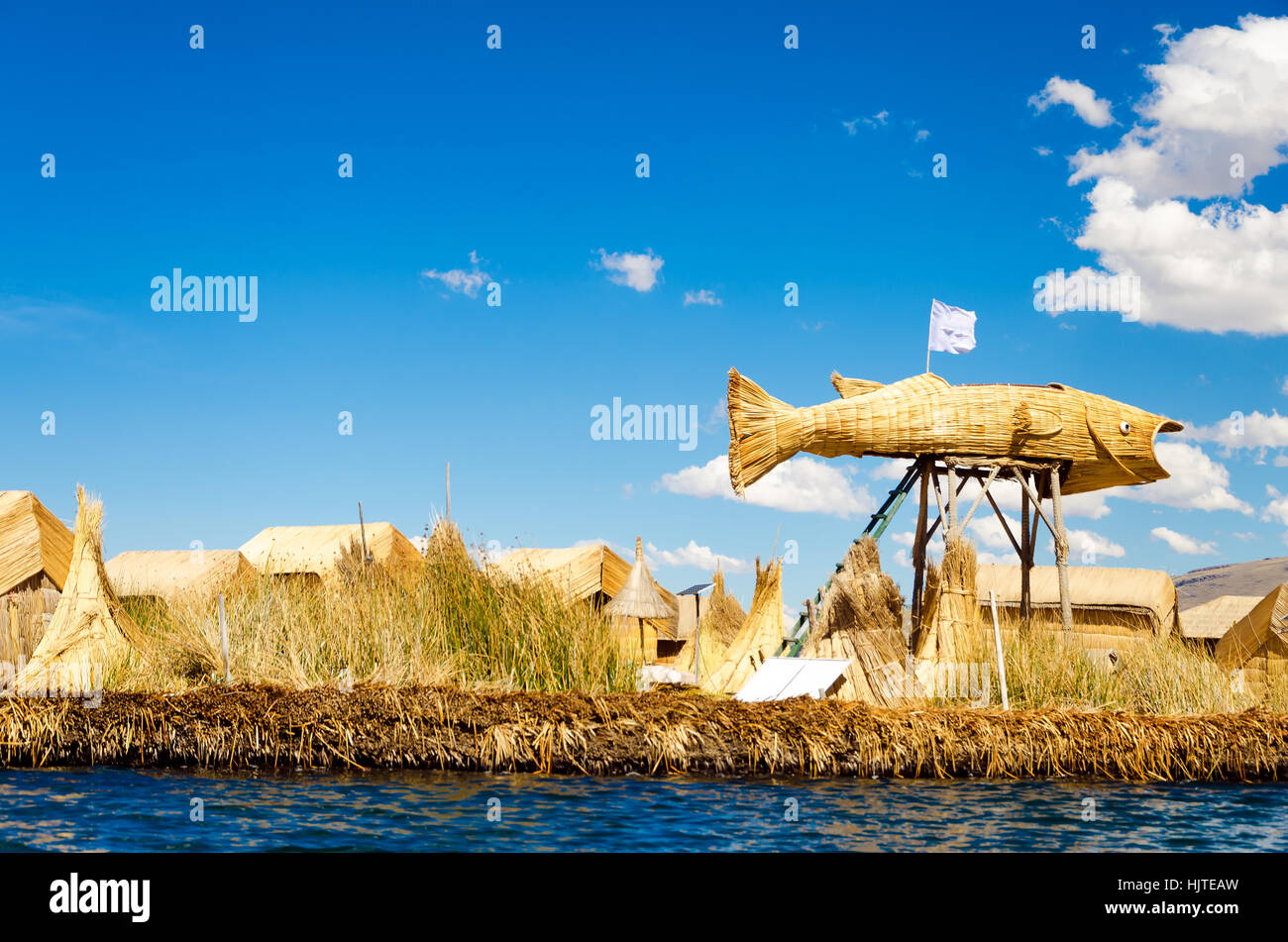 Pesci di grandi dimensioni realizzata in canne sul manmade Uros isole galleggianti sul lago Titicaca in Perù Foto Stock