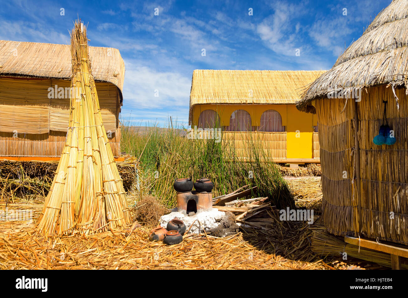 Case su uno degli Uros isole galleggianti sul lago Titicaca in Perù Foto Stock
