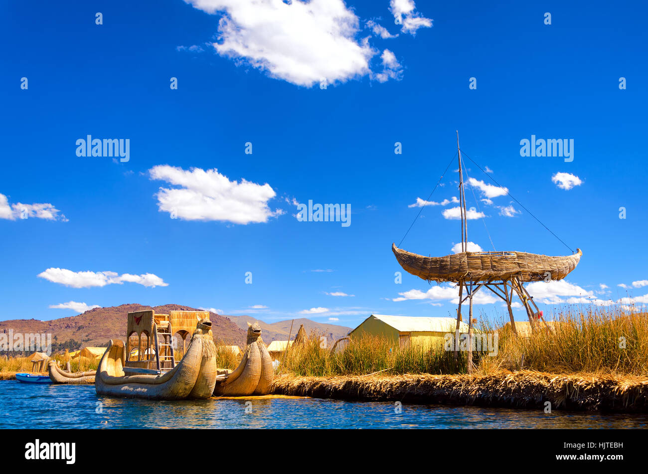 Barche e isole galleggianti fatte di canne noto come totora sul lago Titicaca in Perù Foto Stock