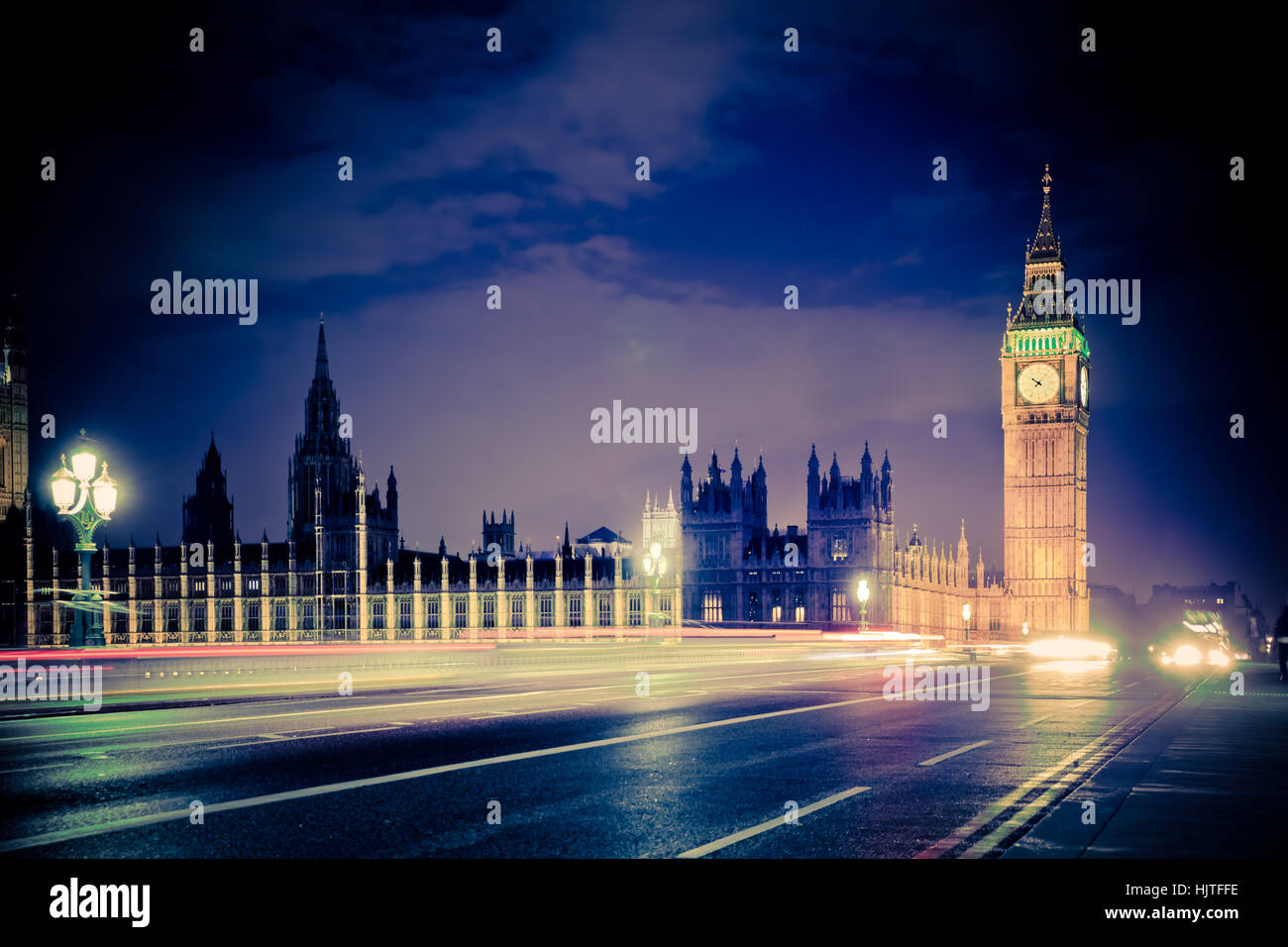Vista conica Westminster con il Big Ben, la Casa del Parlamento visto dal Westminster Bridge su un panno di notte Foto Stock
