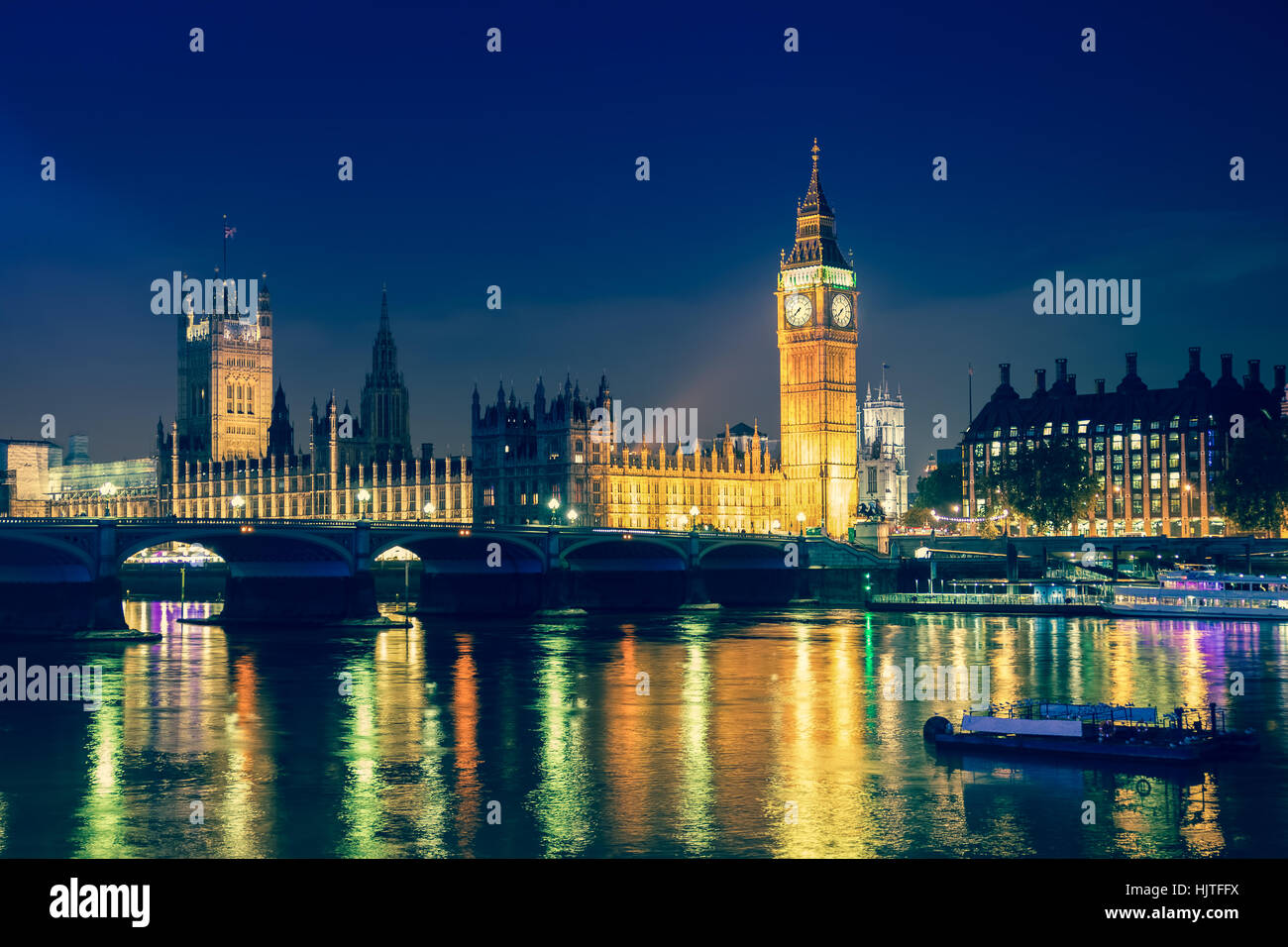 Vista iconica Westminster con il Big Ben, la Casa del Parlamento e il Tamigi a Victoria Embankment illuminata di notte. Foto Stock