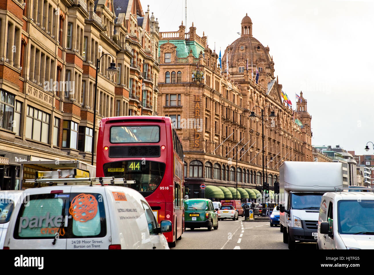 LONDON, Regno Unito - 8 ottobre 2014: vista della metropolitana di Londra la metropolitana la linea di Piccadilly con il treno alla stazione di piattaforma. Foto Stock