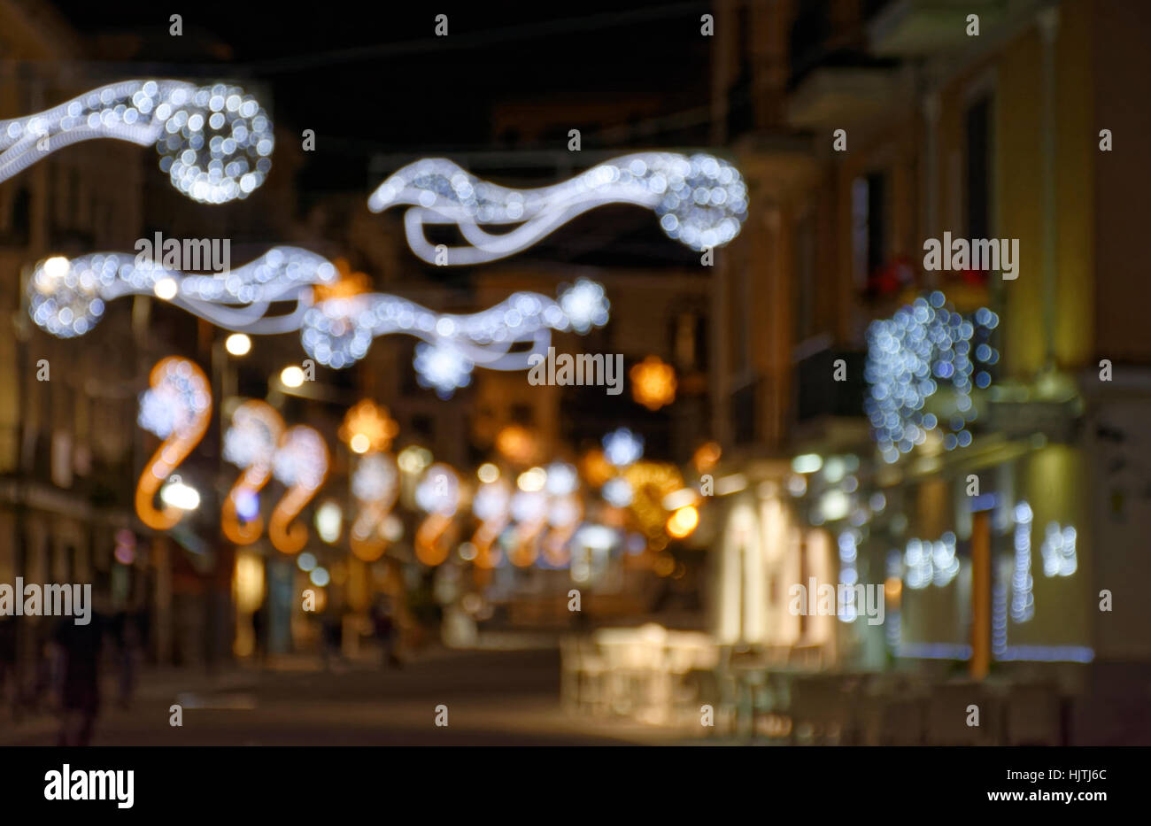 Tipico Natale illuminazione su una strada principale della città di Pozzuoli in provincia di Napoli. Le decorazioni luminose sono parzialmente sospeso sopra il r Foto Stock