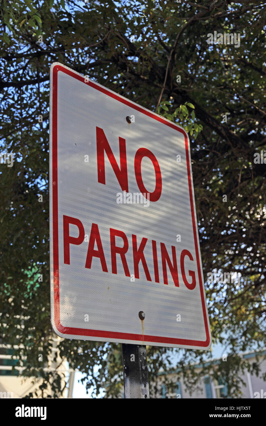 Nessun segno di parcheggio, lettere rosse su sfondo bianco Foto Stock