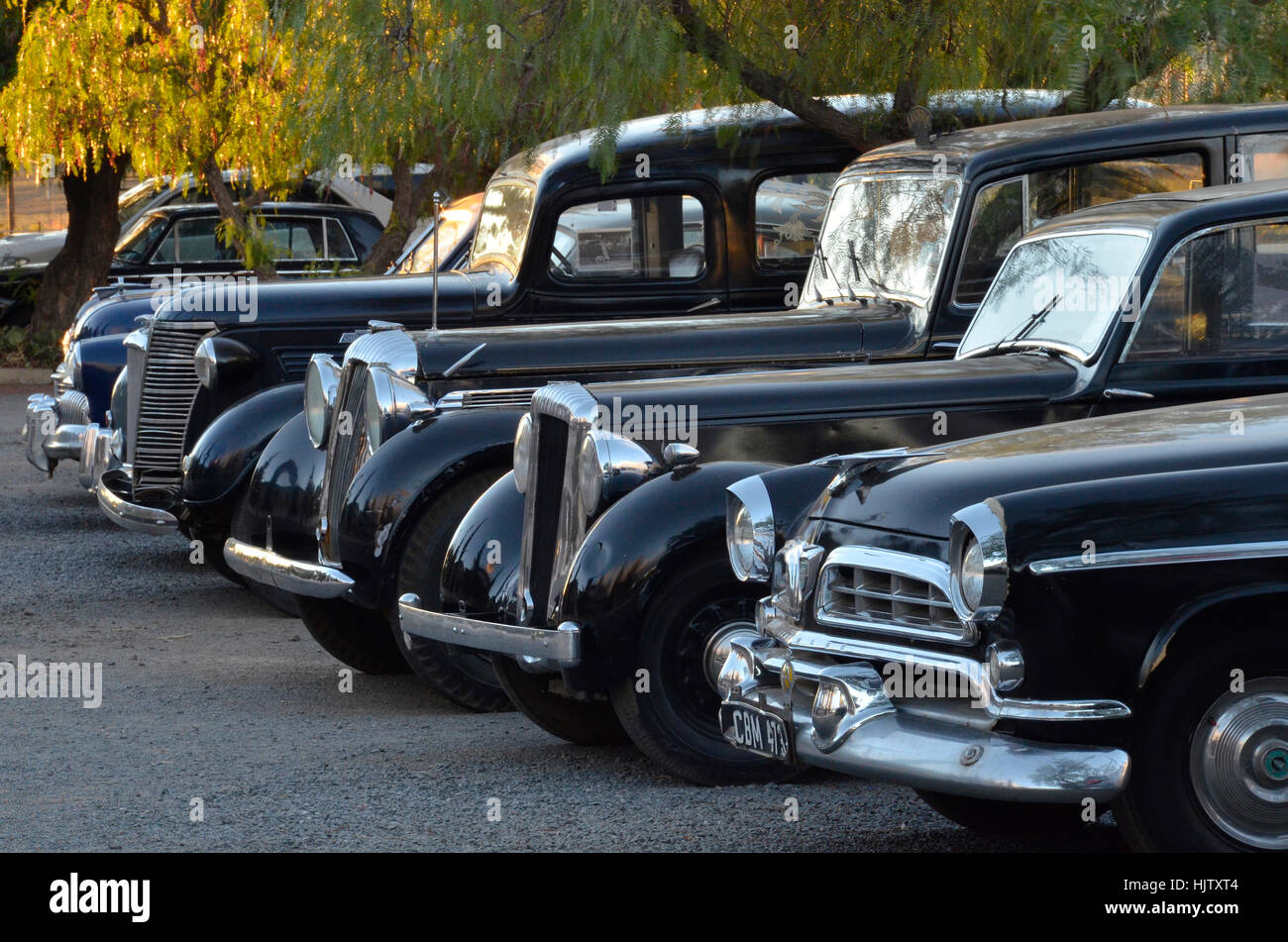 Classico e vetture storiche parcheggiato in una linea Foto Stock