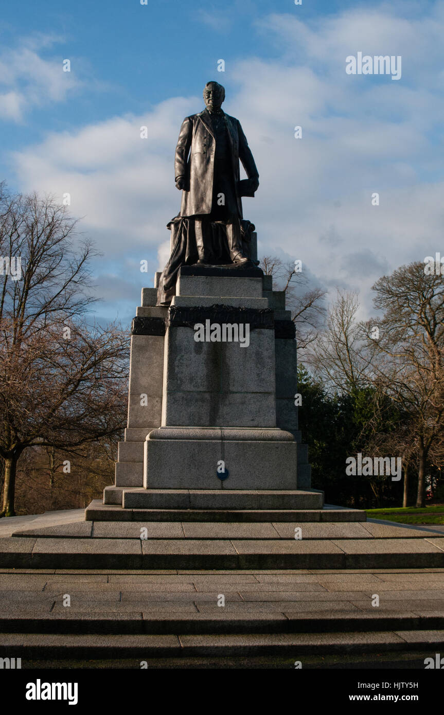 Andrew Carnegie statua, Pittencrieff Park, Dunfermline Scozia Scotland Foto Stock