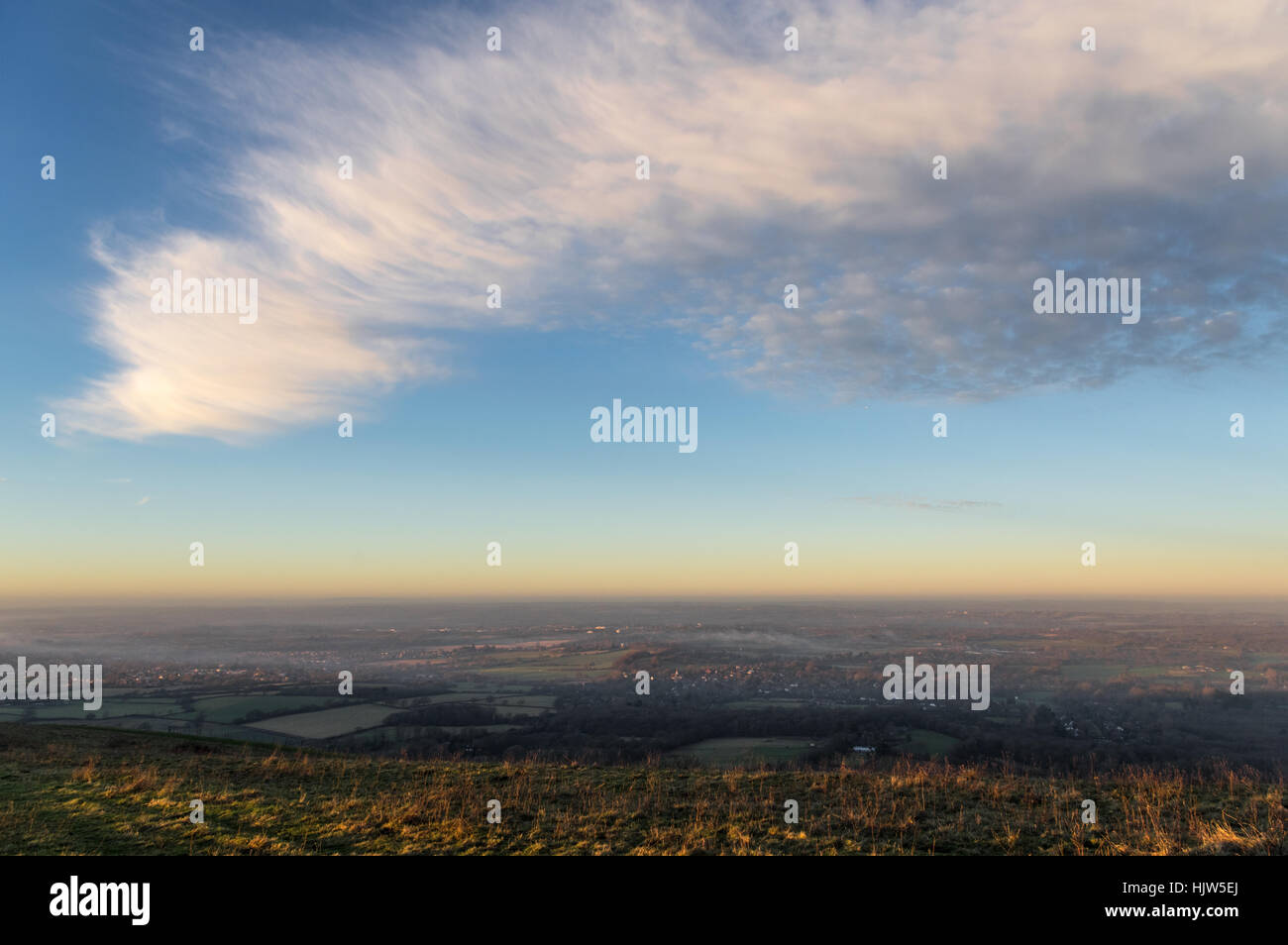 Un cloudscape su Sussex, guardando a Nord dalla Ditchling Beacon Foto Stock