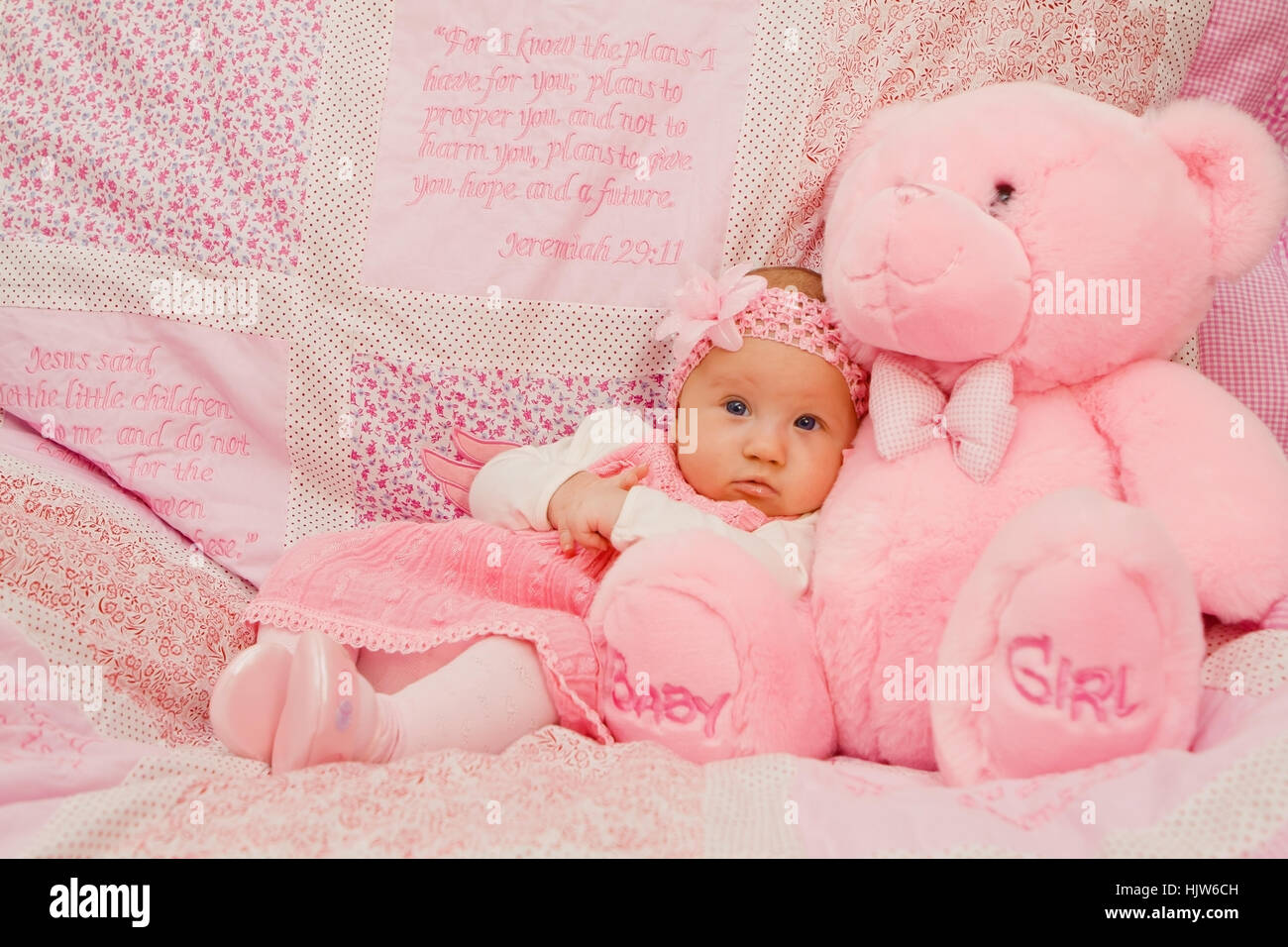 Baby girl sulla coperta rosa con versetti biblici Foto Stock