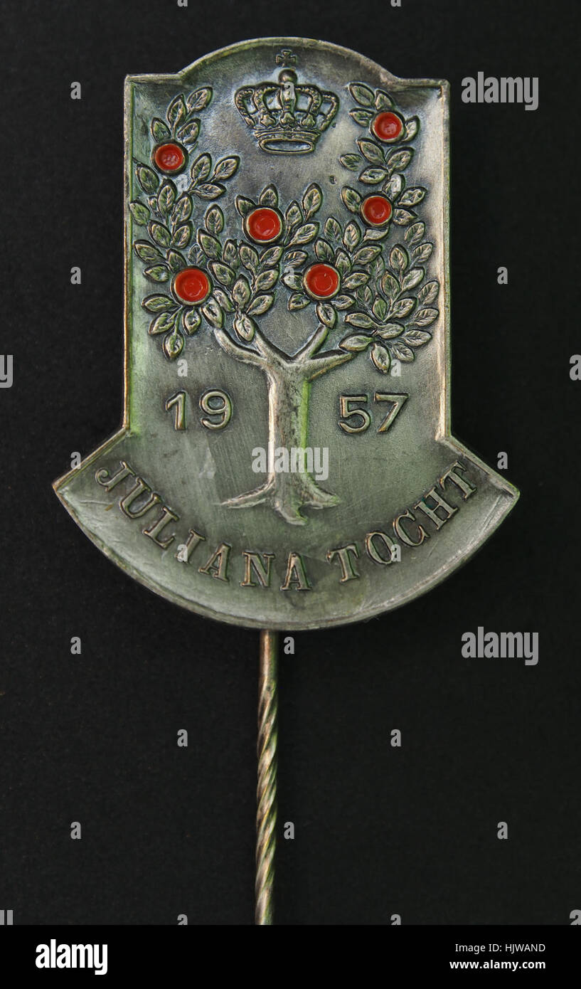 1957 Juliana Tocht speldje, uno spillo pubblicitario che commemora il Juliana Tocht 1957, un importante evento di pattinaggio su ghiaccio olandese che si tiene durante una stagione fredda invernale Foto Stock