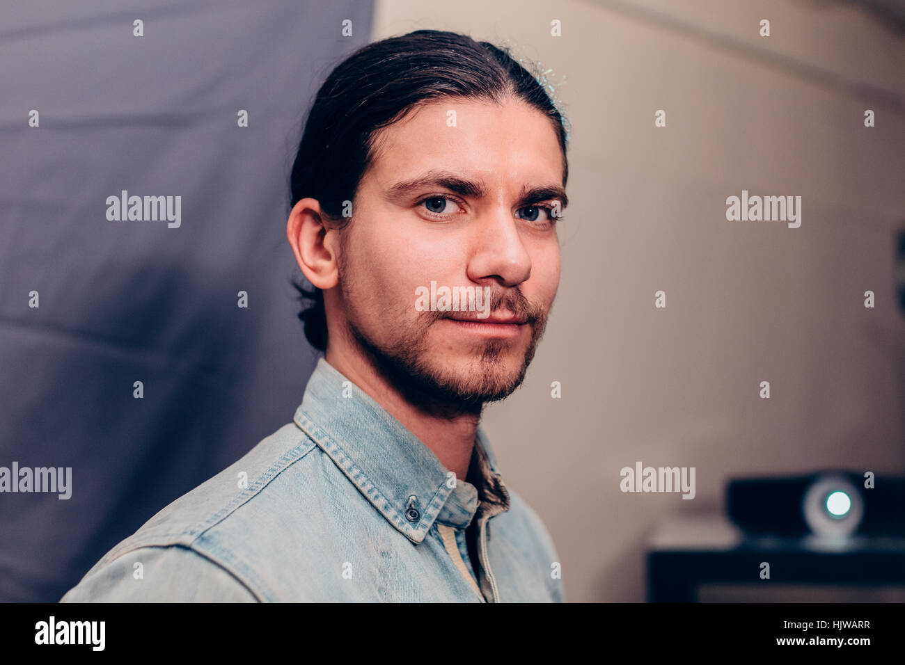 Uomo in camicia denim Foto Stock