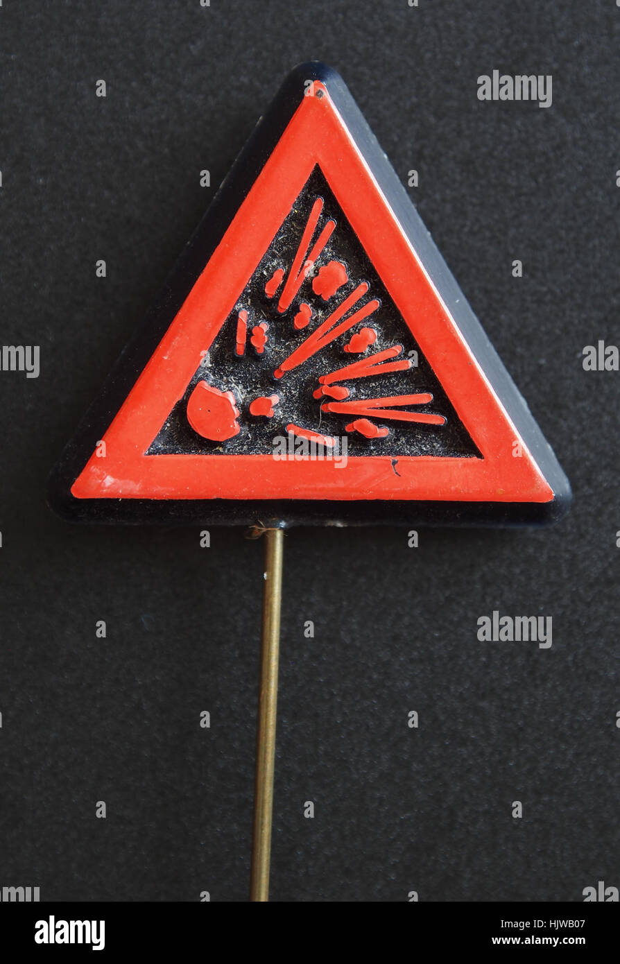 La spilla pubblicitaria "Verkeersbord Explosiegevaar" mostra un segnale stradale che avverte i pericoli di esplosione, spesso utilizzato in promozioni industriali o legate alla sicurezza. Foto Stock
