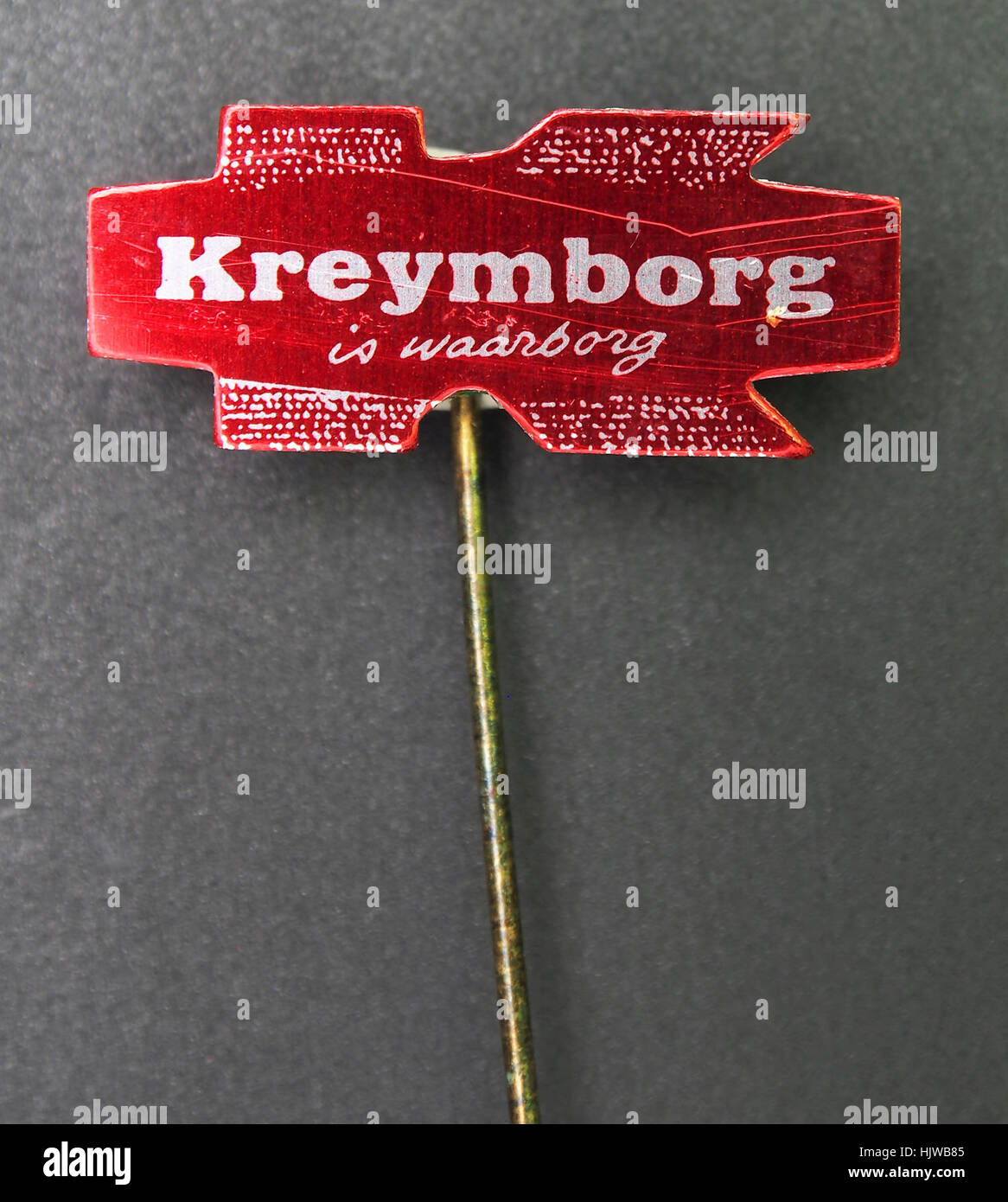 Spilla pubblicitaria vintage per Kreymborg, un'azienda specializzata in prodotti innovativi durante il suo periodo, che riflette le tecniche di branding dei primi anni del XX secolo. Foto Stock