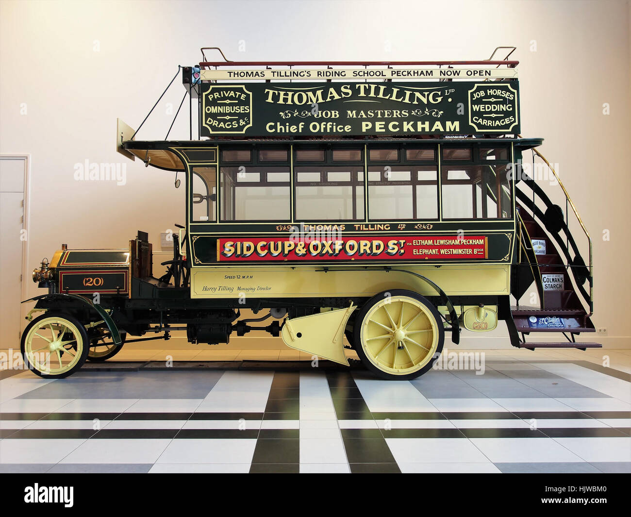 Il Milnes-Daimler Double-Decker Omnibus del 1904 è un classico autobus automobilistico britannico dei primi anni del XX secolo. Alimentato da un motore Daimler, questo veicolo è stato utilizzato per i trasporti pubblici a Londra e rappresenta una parte fondamentale della storia dei trasporti della città. Foto Stock