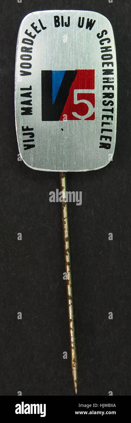 Pin pubblicitario V5 Schoenhersteller, un articolo storico che mostra l'eredità del marchio nel design delle calzature, prodotto come pezzo da collezione Foto Stock