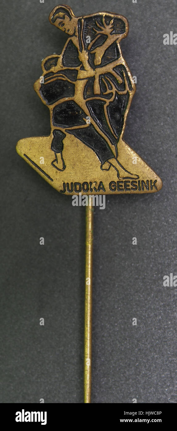 Una spilla commemorativa con Geesink, un leggendario judoka olandese che ha vinto l'oro alle Olimpiadi di Tokyo del 1964 e che è diventato una figura di fama mondiale nel judo. Foto Stock