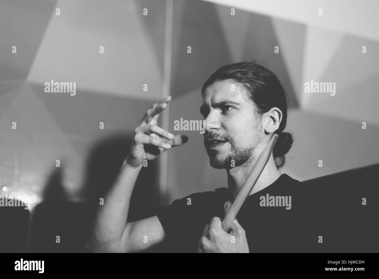 Uomo con narghilè tubo Foto Stock