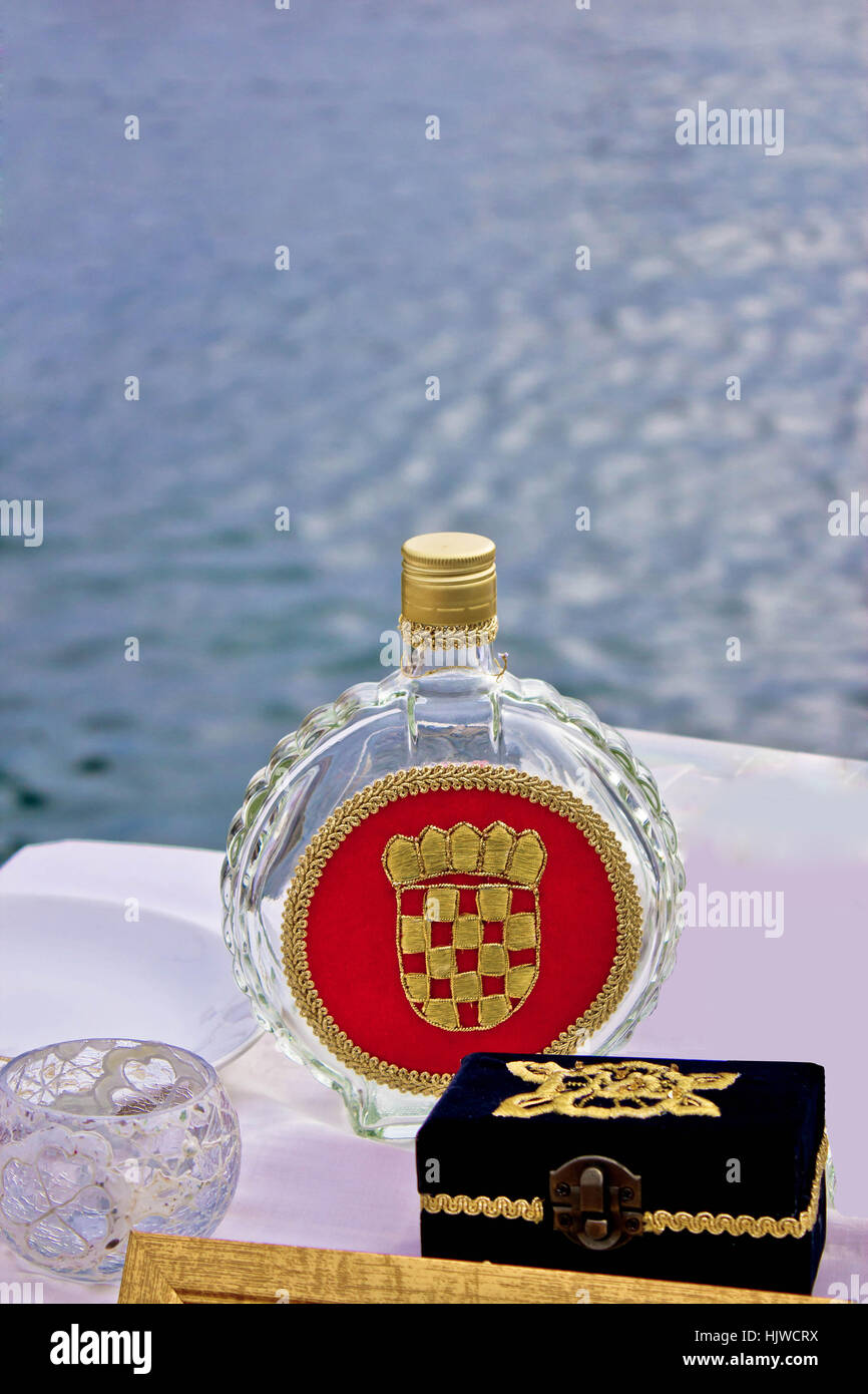 Bottiglia di nazionale croato brandy - rakija Slivovitz in riva al mare Foto Stock