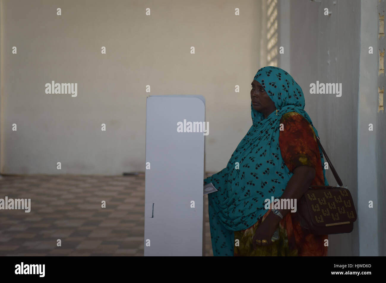Una femmina di delegare getta riempie il suo voto in una cabina di voto nel Somaliland elezione di voto di un membro del parlamento in Somalia la Casa del Popolo a Mogadiscio, Somalia, il 10 dicembre 2016. Tobin Jones Foto Stock
