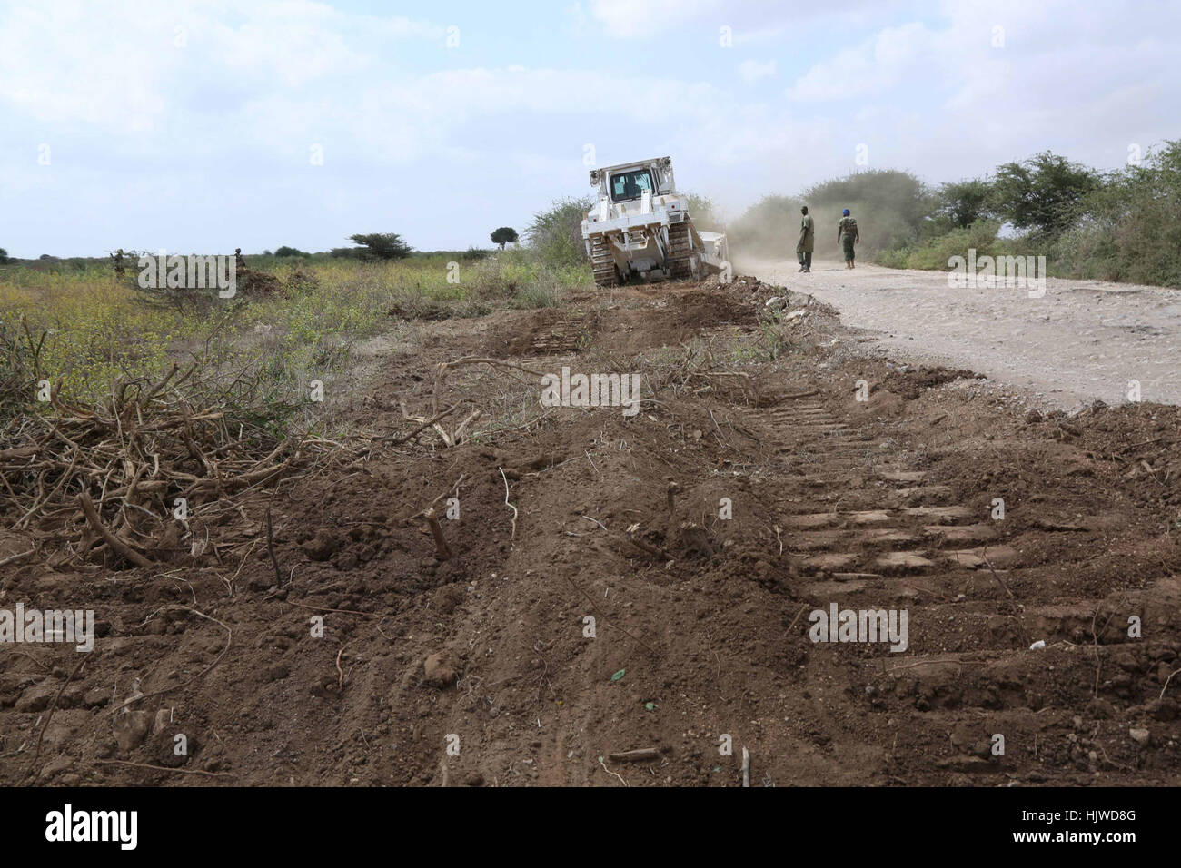 Macchine pesanti, azionato dalla missione dell Unione Africana in Somalia, opere sulle strade intorno alla città di aeroporto di Jowhar durante il funzionamento antilope, che mira a rendere le strade per la zona più accessibile. Foto Stock