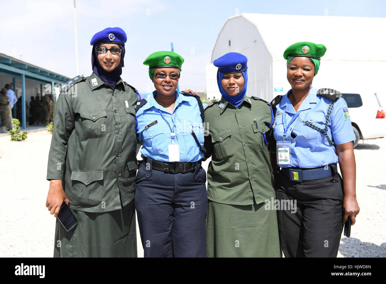 La missione dell Unione Africana in Somalia (AMISOM) femmina Peackeepers somalo e funzionari di polizia in una foto di gruppo in occasione di una conferenza tenutasi a Mogadiscio il 12 dicembre 2016. Ilyas Ahmed Foto Stock