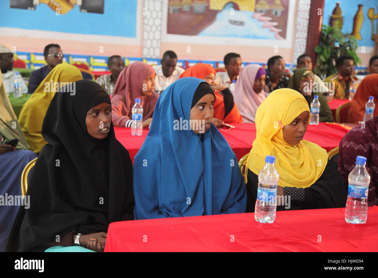 La gioventù in Jubbaland raccogliere in una riunione hall di Kismayo, Somalia, per partecipare ad un incontro volto a potenziare la partecipazione politica attori della pace e della sicurezza nel dicembre 12, 2016. Barut Mohamed Foto Stock