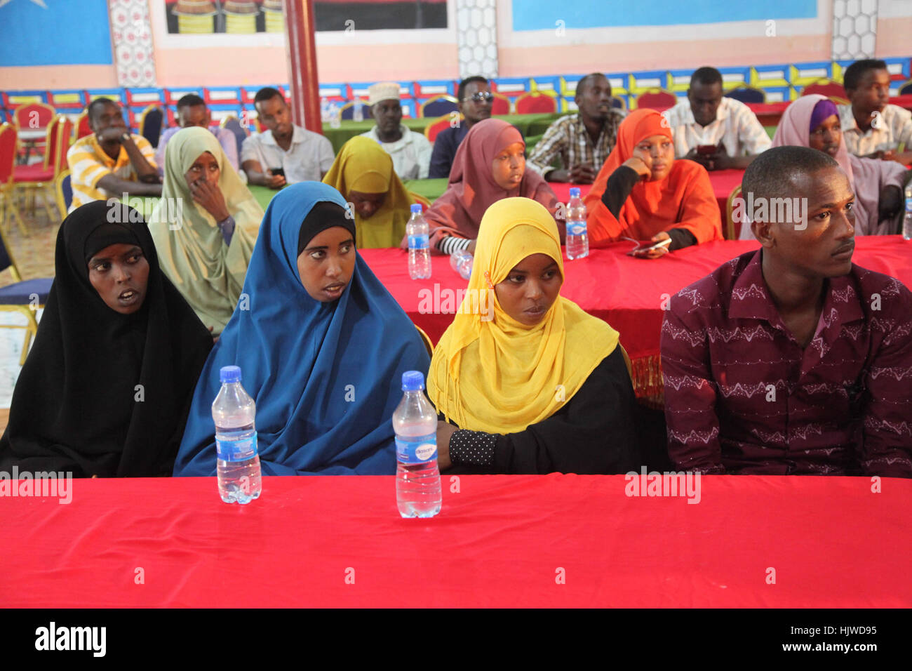 La gioventù in Jubbaland raccogliere in una riunione hall di Kismayo, Somalia, per partecipare ad un incontro volto a potenziare la partecipazione politica attori della pace e della sicurezza nel dicembre 12, 2016. Barut Mohamed Foto Stock